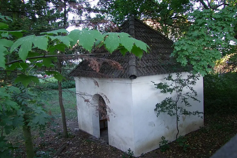 Pavillon und Ummauerung der Pfarrhofanlage