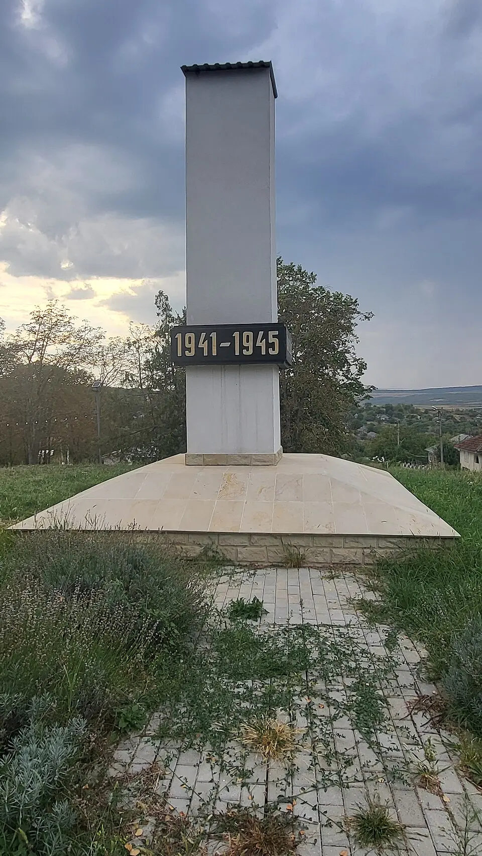 Monument la mormântul comun al ostașilor căzuți (77) și în memoria consătenilor căzuți în 1941-1945
