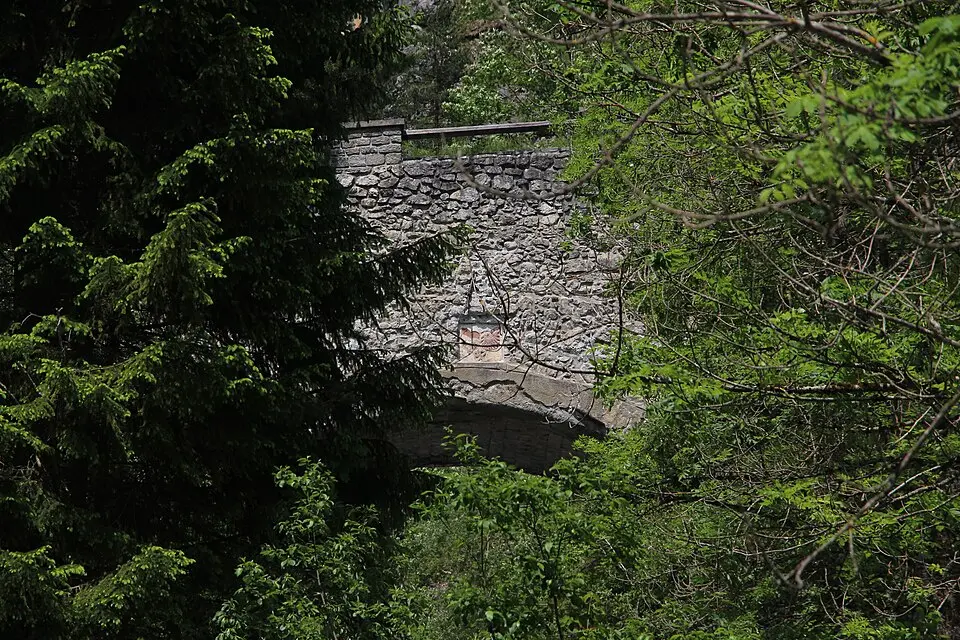 Bild: Braveheart · CC BY-SA 3.0 AT Straßenbrücke, Alte Fernsteiner Brücke