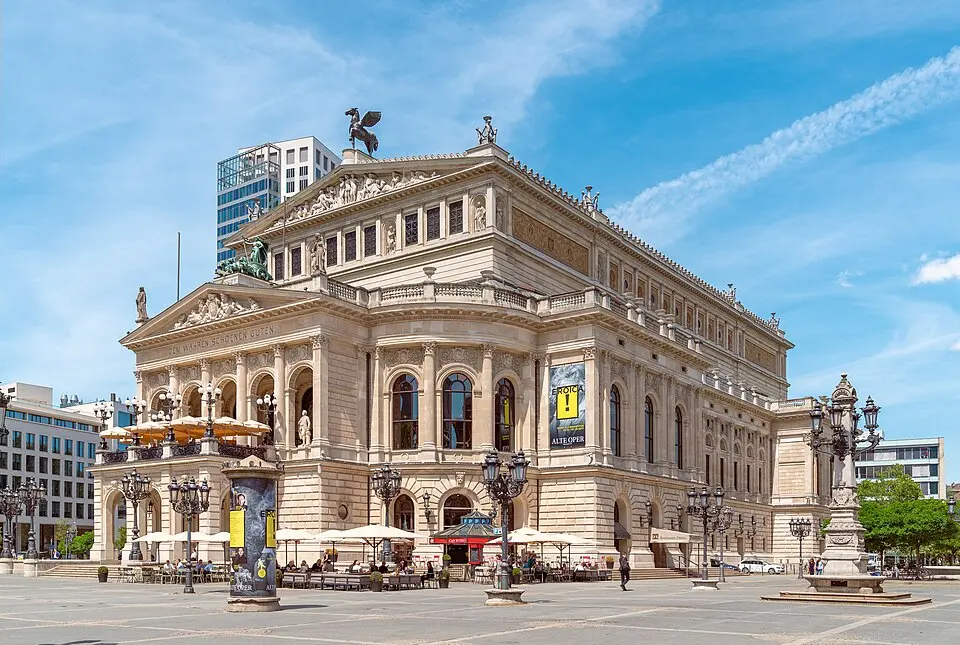 Obrázek: Thomas Wolf, www.foto-tw.de · CC BY-SA 3.0 DE Alte Oper