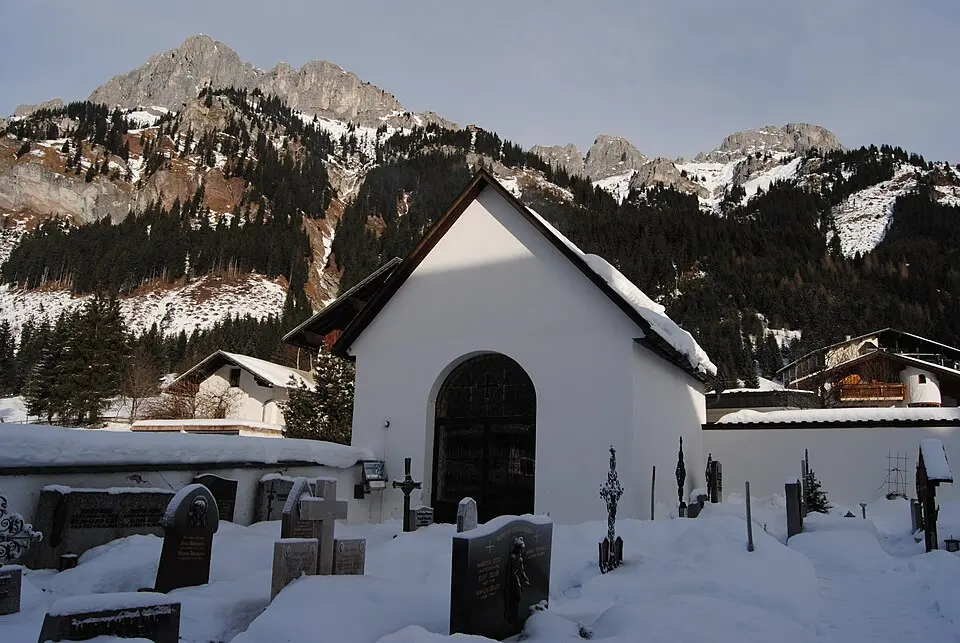 Bild: kaʁstn Disk/Cat · CC BY-SA 3.0 AT Kriegergedächtniskapelle Nesselwängle