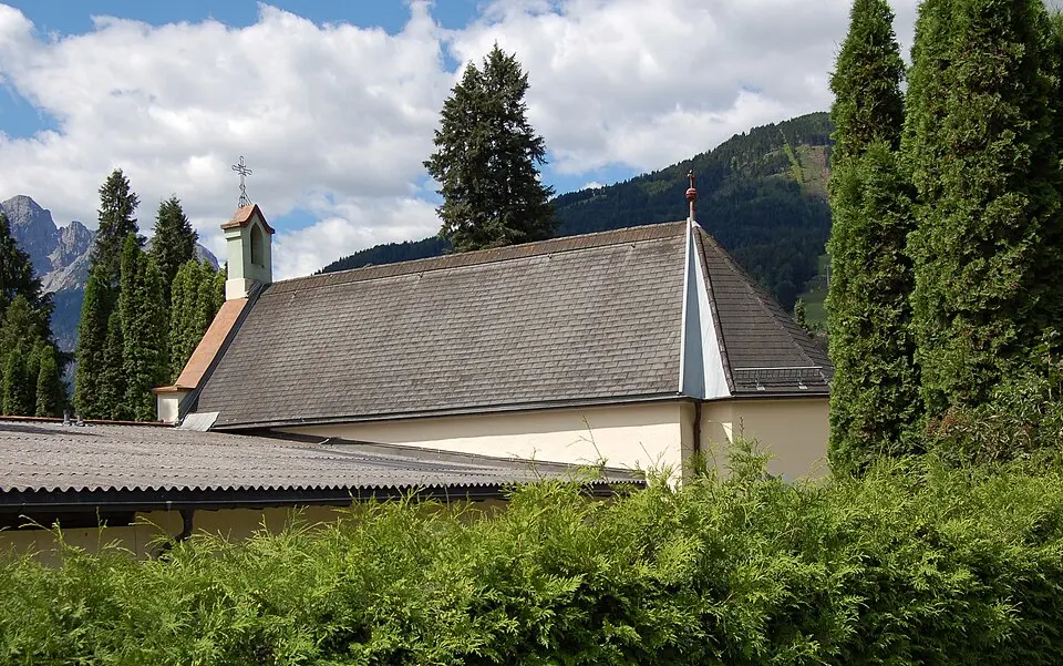 Kapelle mit Einsegnungshalle, Aufbahrungshallen