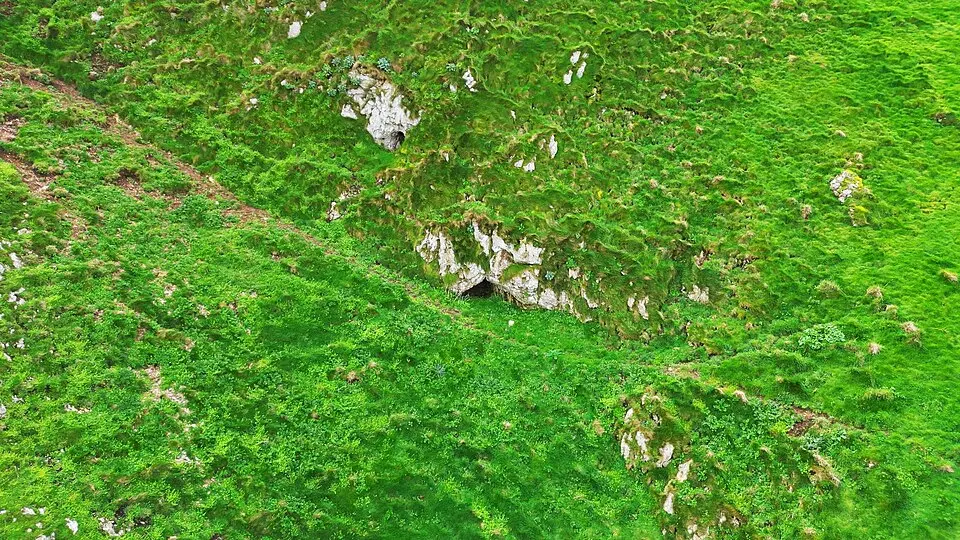 Bild: Llywelyn2000 · CC BY-SA 4.0 secret cave in Rhiwledyn
