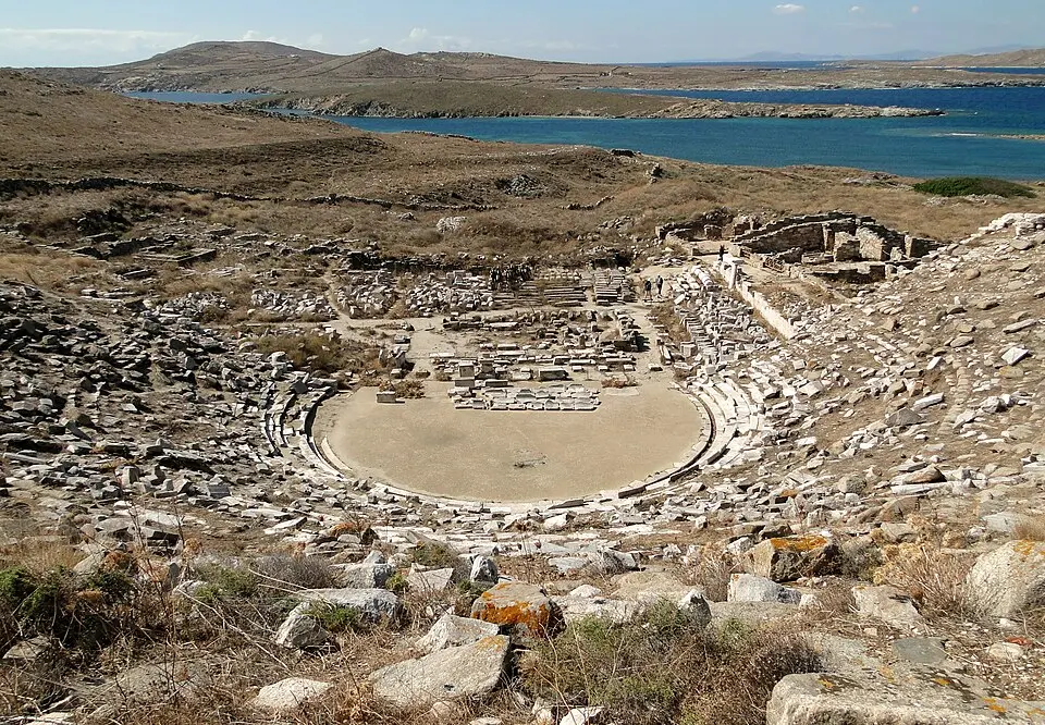 Obrázek: Bernard Gagnon · CC BY-SA 3.0 Αρχαίο θέατρο της Δήλου