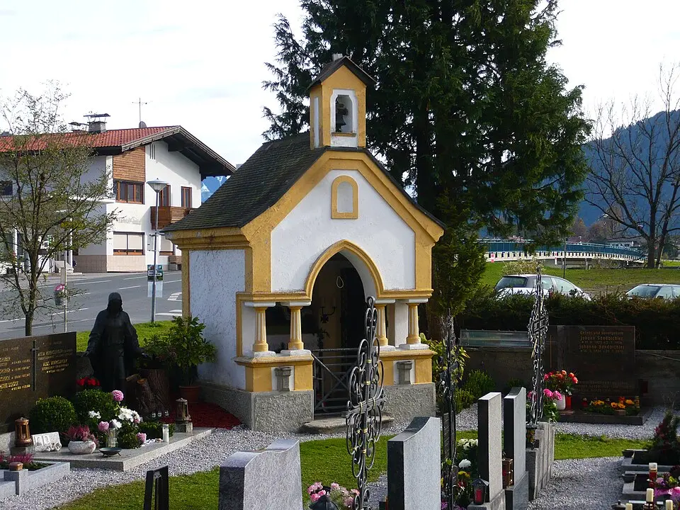 Immagine: Leitzsche · CC0 Friedhof und Kapelle/Kriegerdenkmal