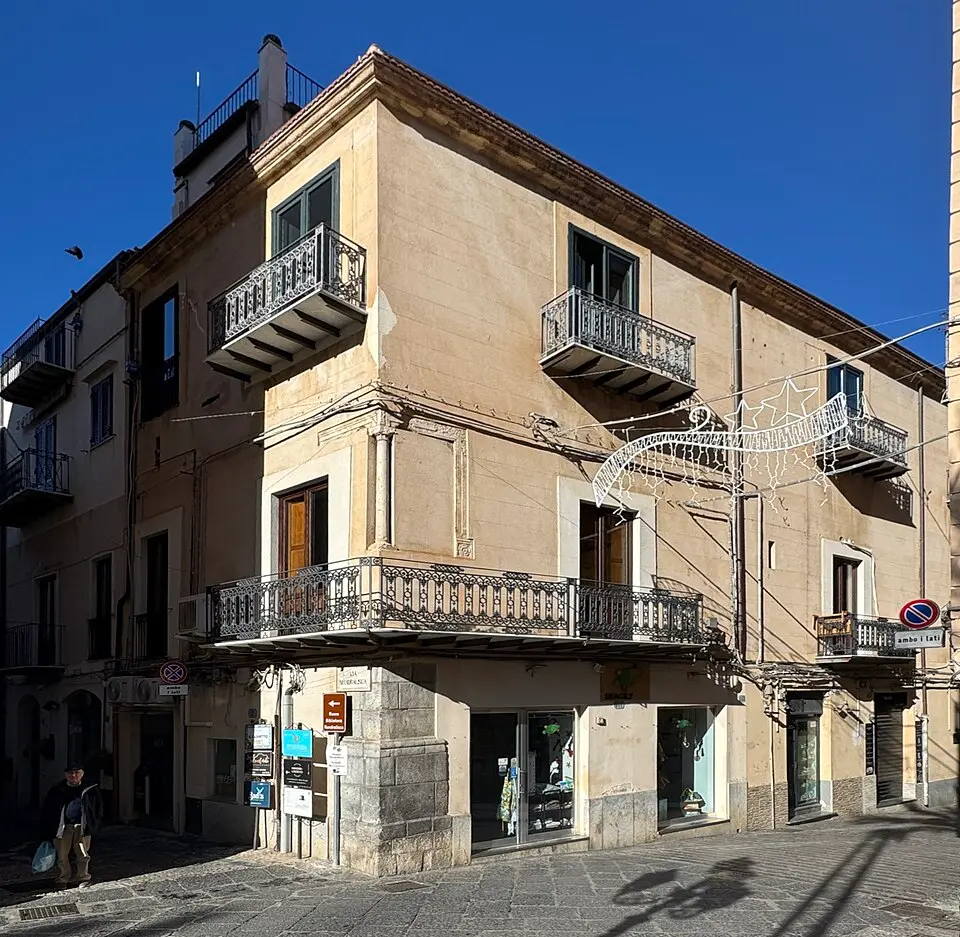Bild: Codas · CC BY-SA 4.0 Palazzo Villelmi de Fallesia