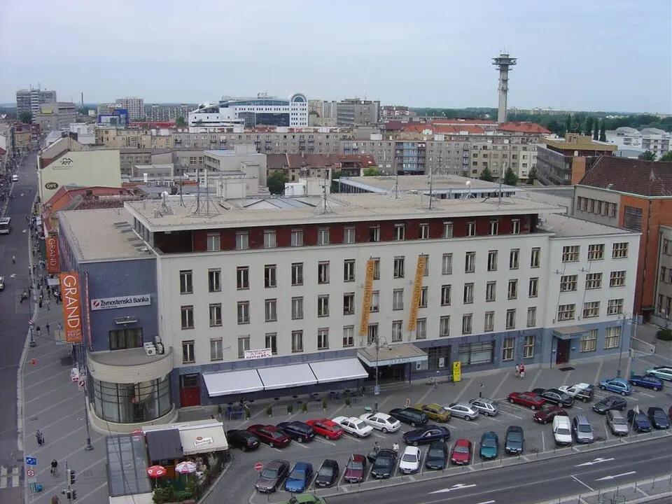 Immagine: Czech Wikipedia user Marzper · CC BY-SA 4.0 grandhotel a okresní dům v Pardubicích