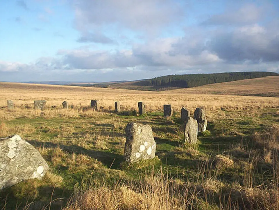 Obrázek: Michael Murray · CC BY-SA 2.0 Two stone circles known as The Grey Wethers, three round cairns, two ring cairns and an oval enclosure in Great Stannon Newtake