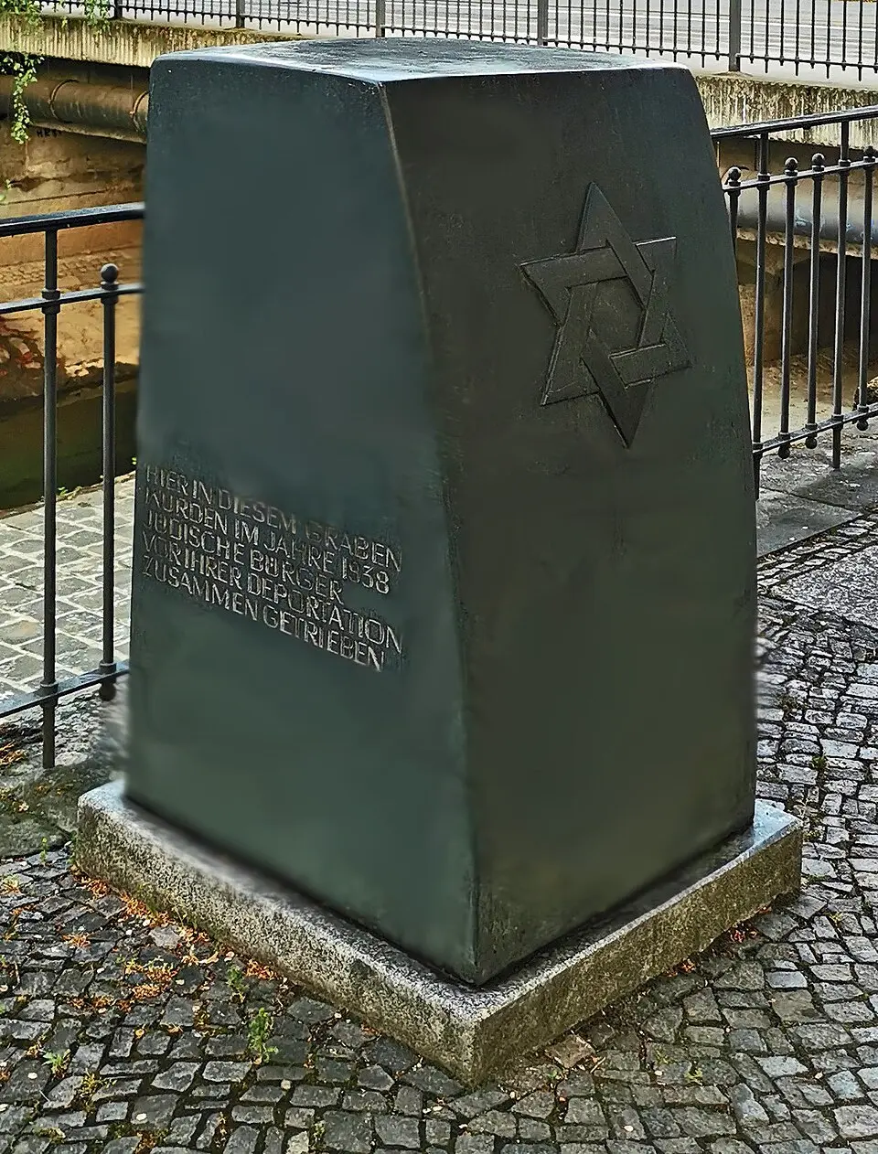 Bild: Mozamaniac · CC BY-SA 4.0 Denkmal für jüdische Bürger in Leipzig