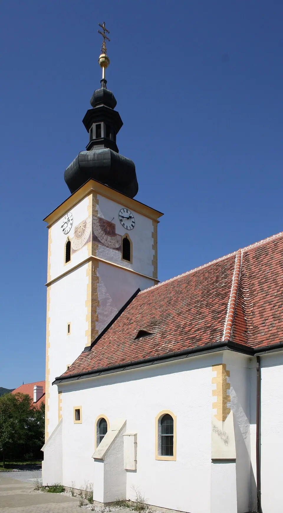 Kath. Pfarrkirche hll. Petrus und Paulus und ehem. Friedhof
