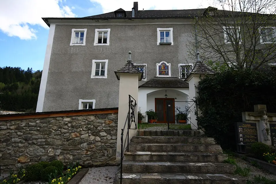 Bild: Ewaldgabardi · CC BY-SA 3.0 AT Pfarrhof