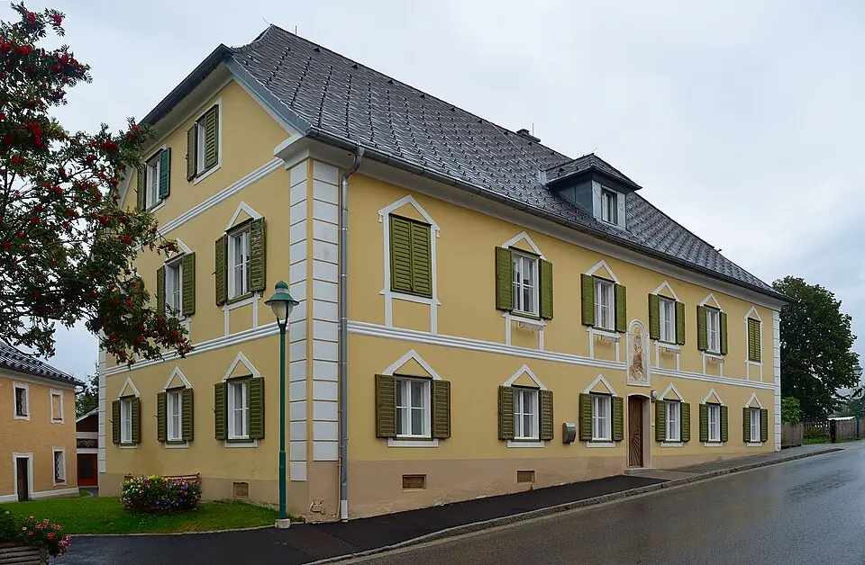 Bild: Herzi Pinki · CC BY-SA 3.0 AT Pfarrhof