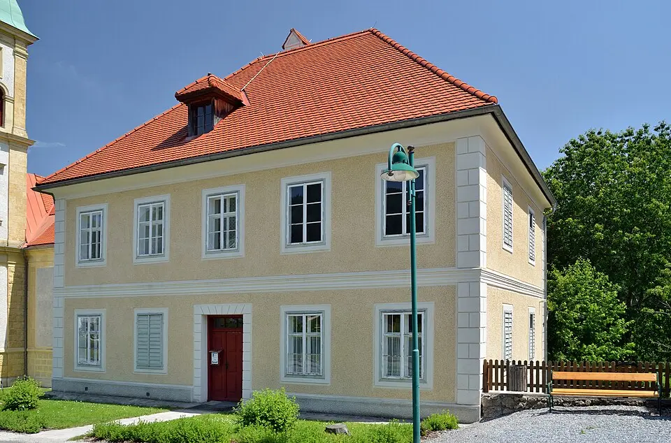 Bild: Herzi Pinki · CC BY-SA 3.0 AT Pfarrhof