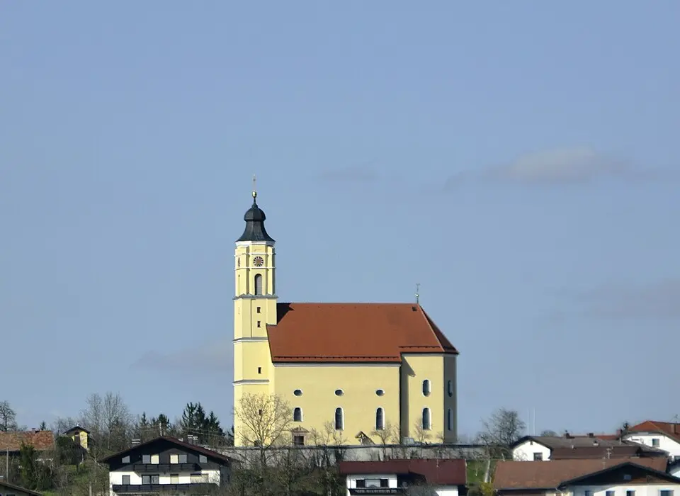 Bild: High Contrast · CC BY 3.0 DE Pfarrkirche Moosdorf