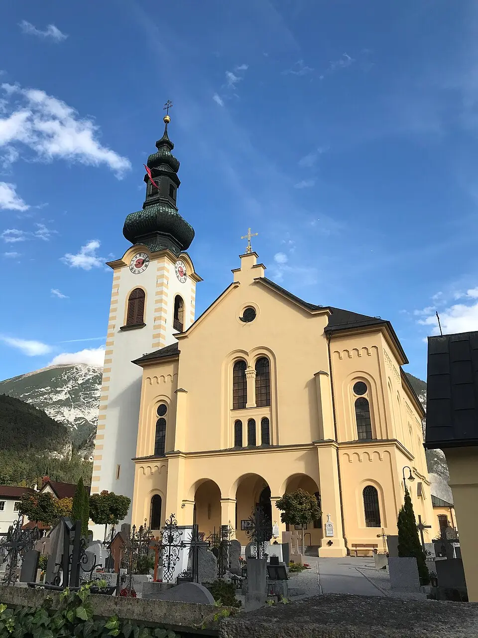 Bild: TJG007 · CC BY-SA 4.0 Pfarrkirche Zirl