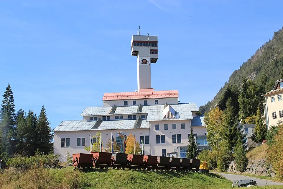 Bild: Neithan90 · Public domain Antonischacht mit Förderturm, Aufbereitungsanlage, Bergschmiede und Museum