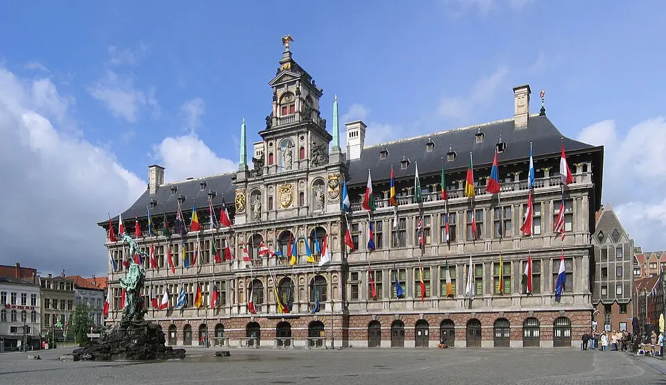 Hochgeladen von: Klaus with K · CC BY-SA 3.0 Rathaus Antwerpen