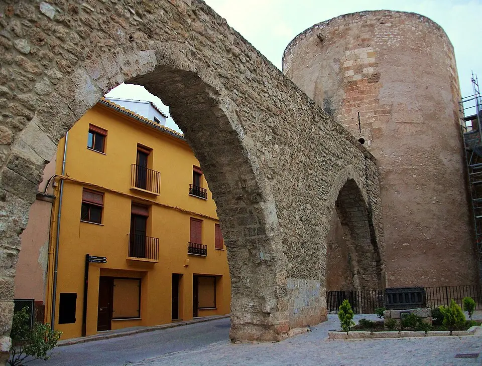 Castillo, acueducto y murallas