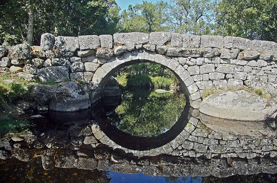 Bild: Vitor Oliveira from Torres Vedras, PORTUGAL · CC BY-SA 2.0 Ponte da Panchorra e caminho em lajeado