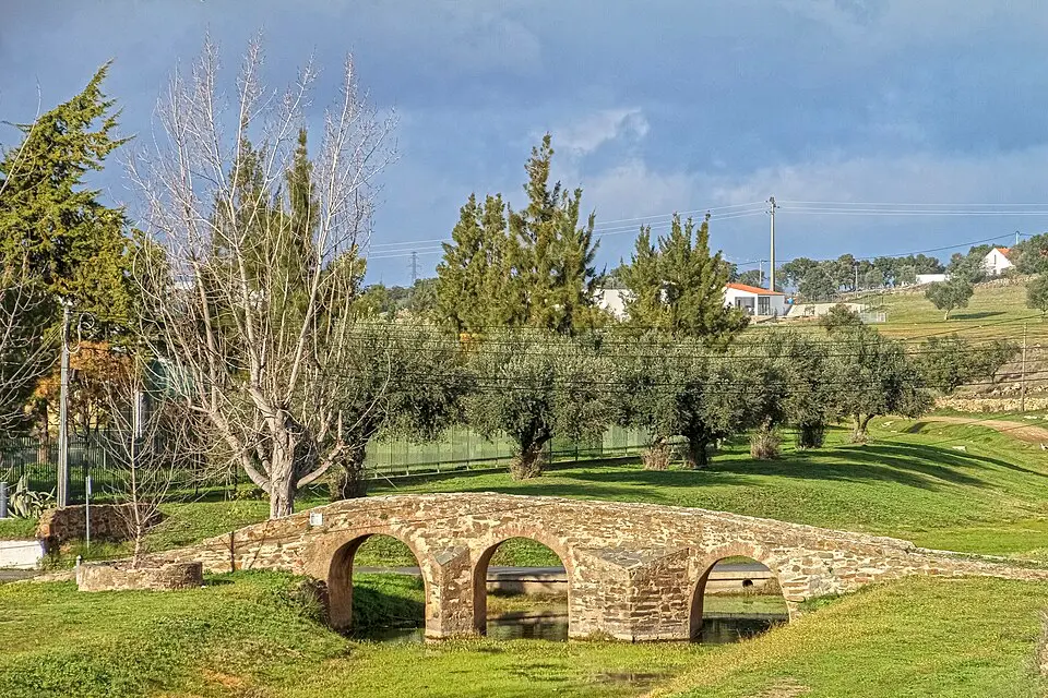 Bild: Vitor Oliveira from Torres Vedras, PORTUGAL · CC BY-SA 2.0 Ponte antiga sobre a ribeira de Cobres
