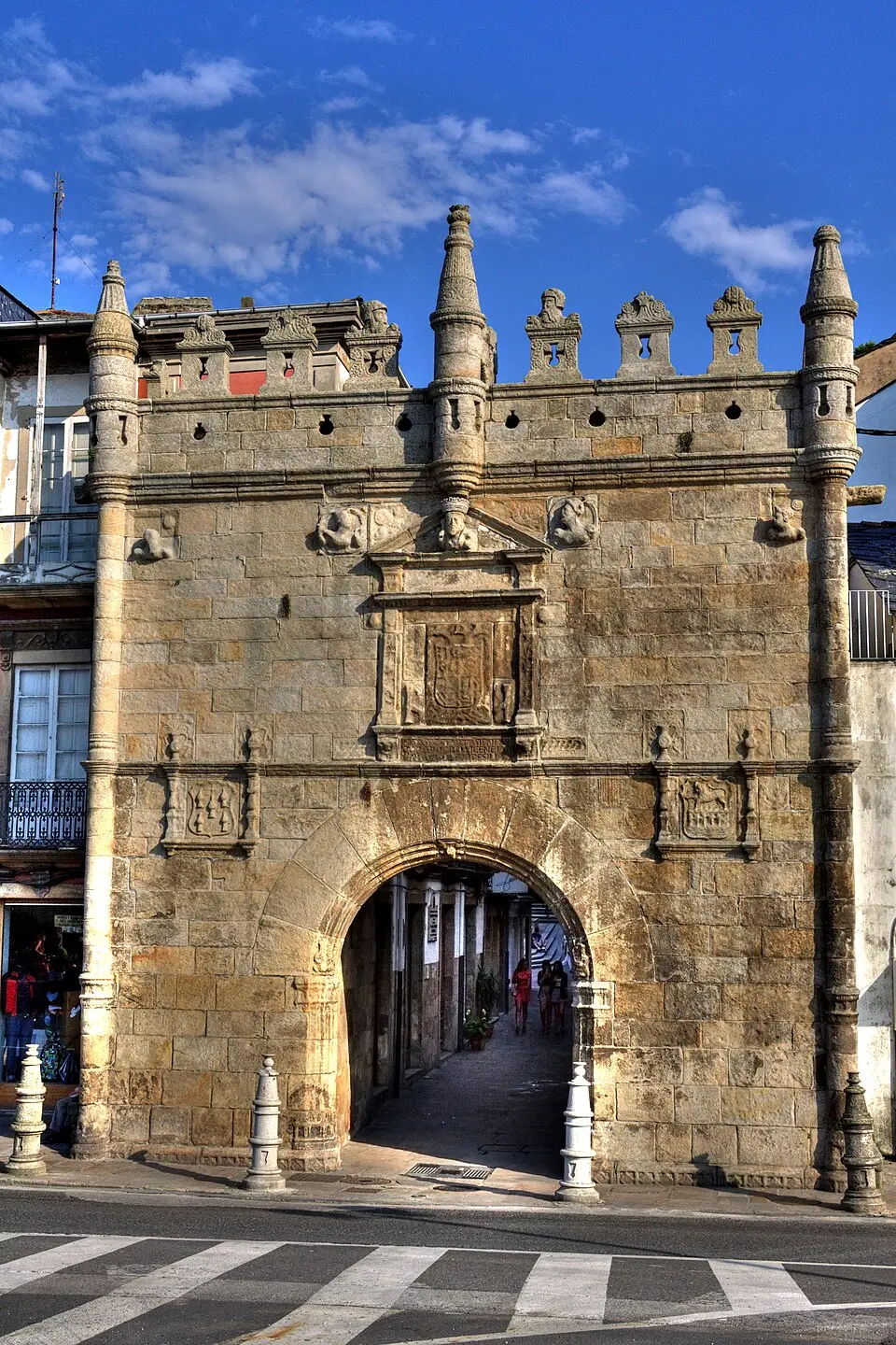 Bild: FirkinCat · CC BY-SA 3.0 ES Puerta del Castillo del Puente