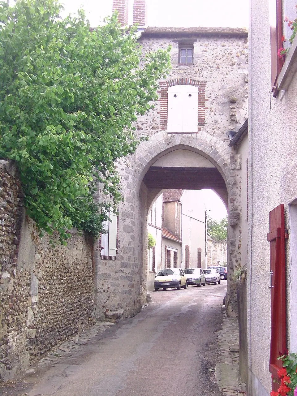 Bild: Convivial94 · CC BY-SA 3.0 porte d'enceinte de Cézy
