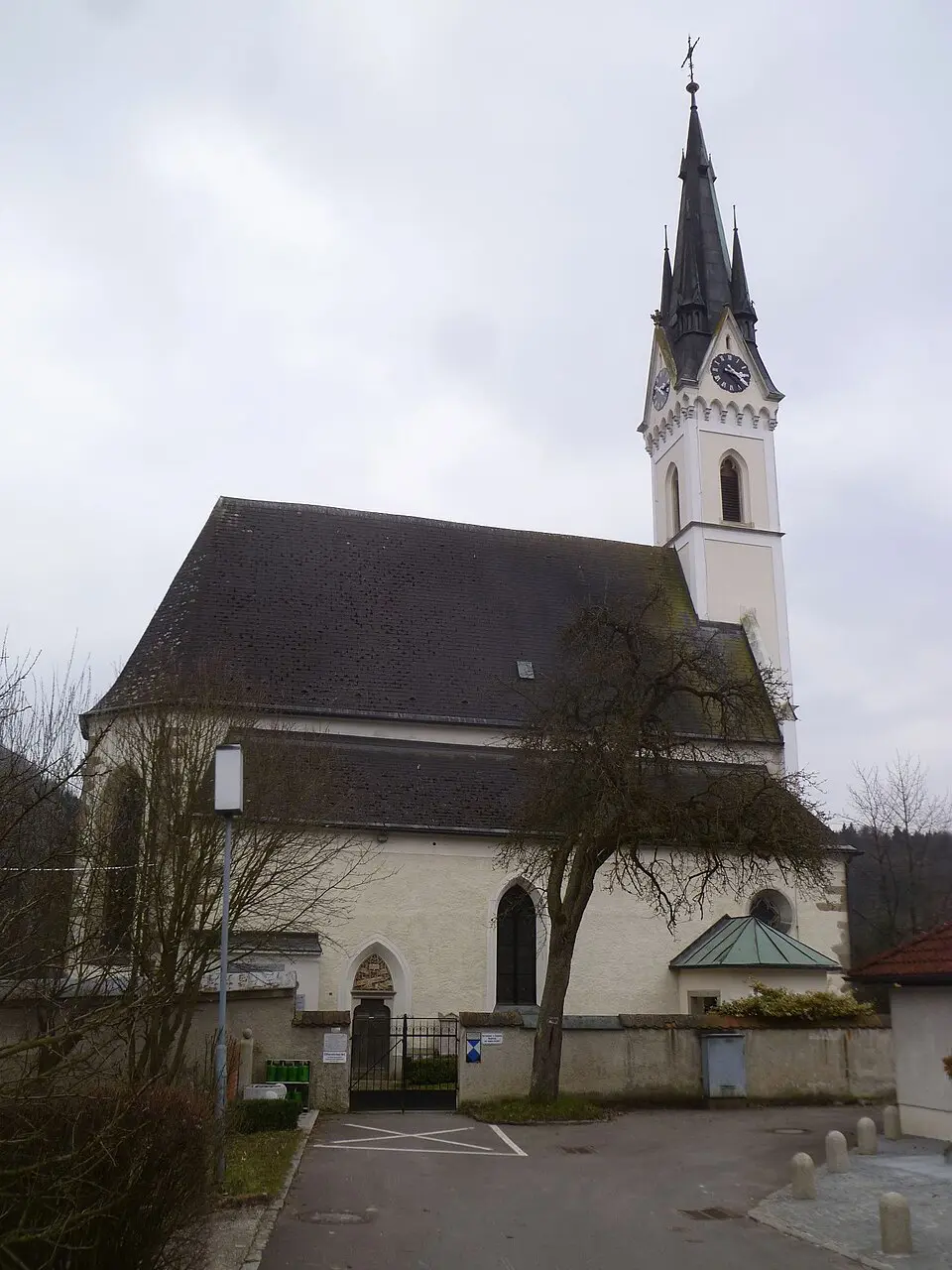 Bild: Luckyprof · CC BY-SA 3.0 AT Friedhofskirche hl. Andreas in Puchenau