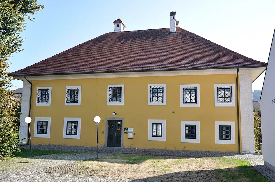 Bild: Isiwal (talk) · CC BY-SA 3.0 AT Pfarrhof