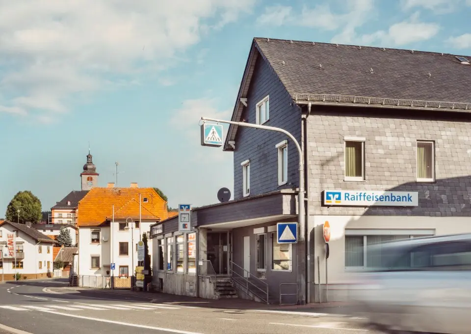 Bild: Meik Merkelbach (Fotografie)Raiffeisenbank Grävenwiesbach (Nutzungsrecht) · CC BY-SA 3.0 DE Grävenwiesbach