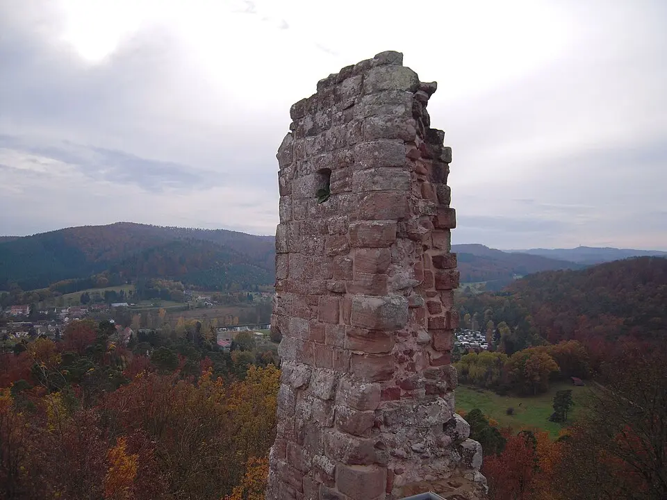 Bild: J.claude · CC BY-SA 3.0 Burg Ramstein