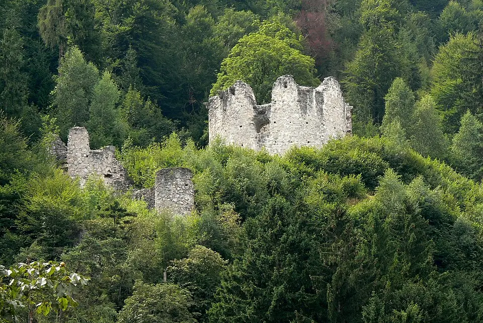 Immagine: Wolfgang Sauber · CC BY-SA 3.0 Burgruine Rattenberg und Reste der Stadtbefestigung