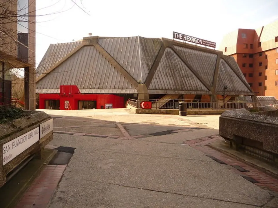 Image: Chris Downer · CC BY-SA 2.0 The Hexagon