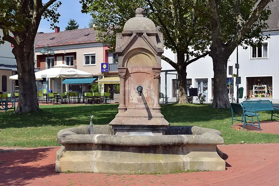 Bild: Haeferl · CC BY-SA 4.0 Szajbely-Brunnen