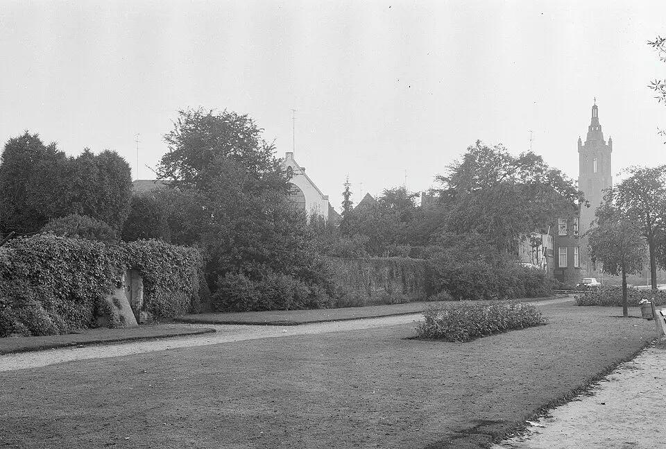 stadsmuur met de Spoelpoort aan Wilhelminasingel
