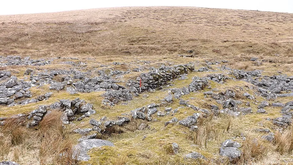Obrázek: Sandy Gerrard · CC BY-SA 2.0 A prehistoric settlement with cairns and a historic tin mill, streamwork and buildings lying adjacent to the Langcombe Brook