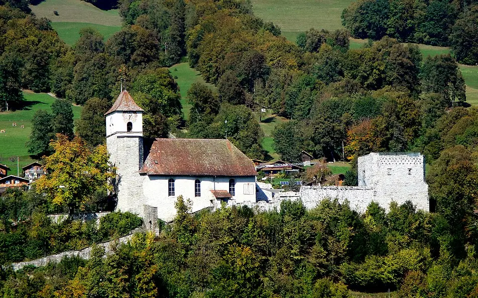 Bild: Krol:k · CC BY-SA 3.0 Kirche und Burgruine