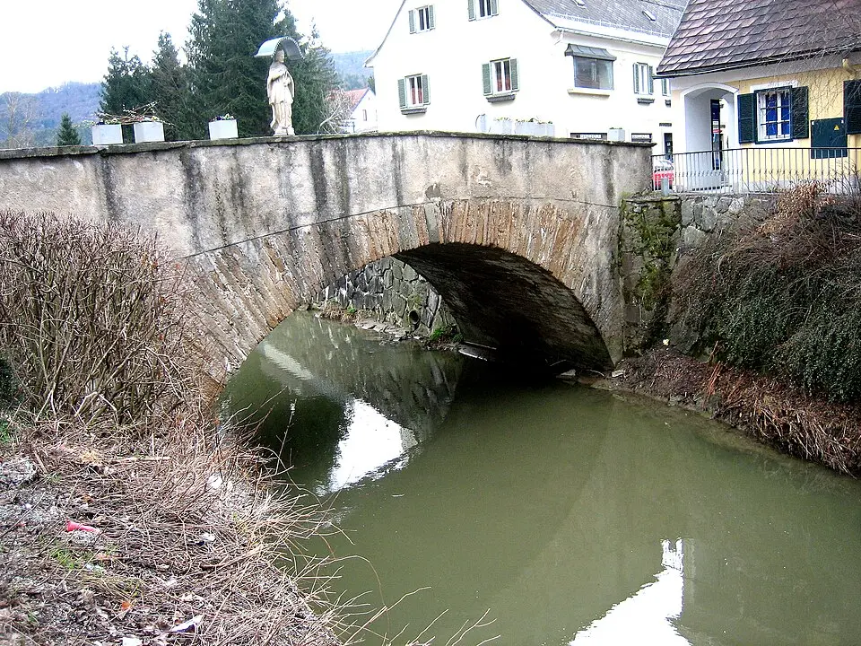Straßenbrücke mit Figurenbildstock hl. Johannes Nepomuk