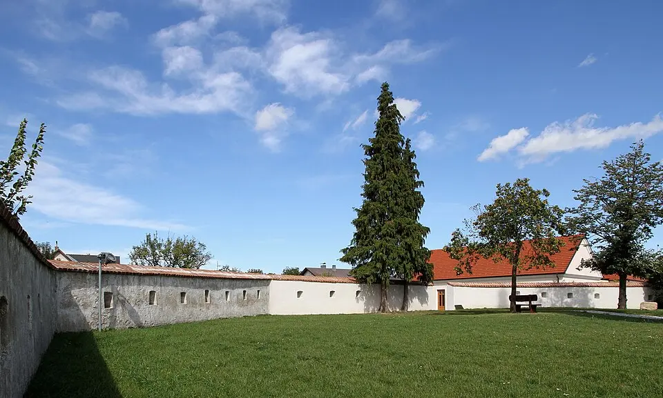 Obrázek: C.Stadler/Bwag · CC BY-SA 3.0 AT Wehrmauer und Karner