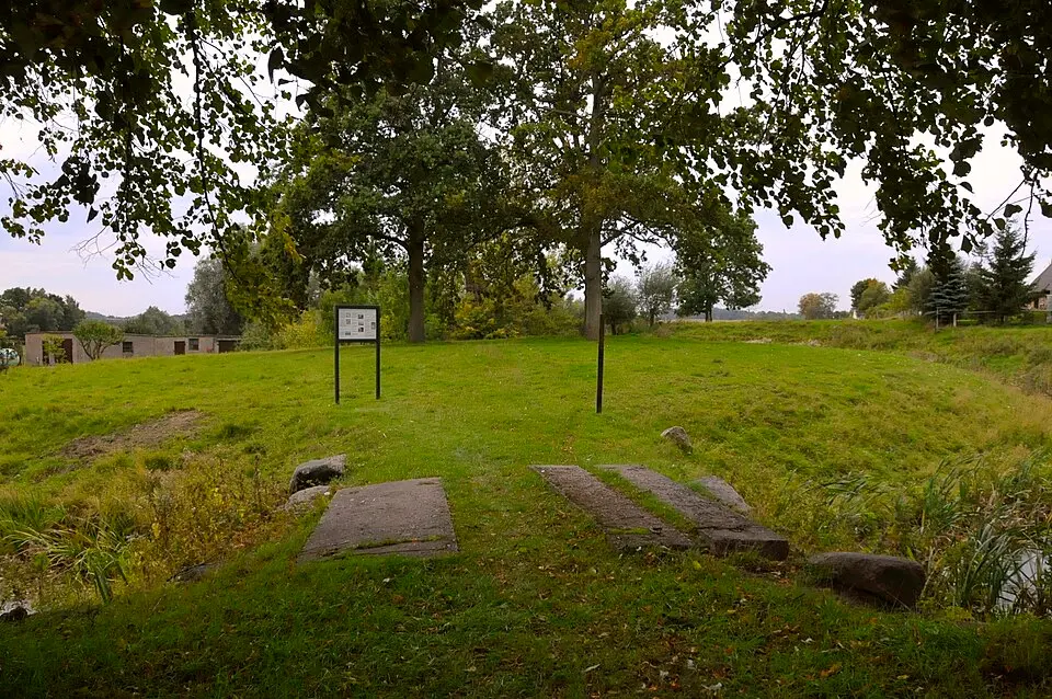 Bild: CTHOE · CC BY-SA 3.0 Burg Arpshagen