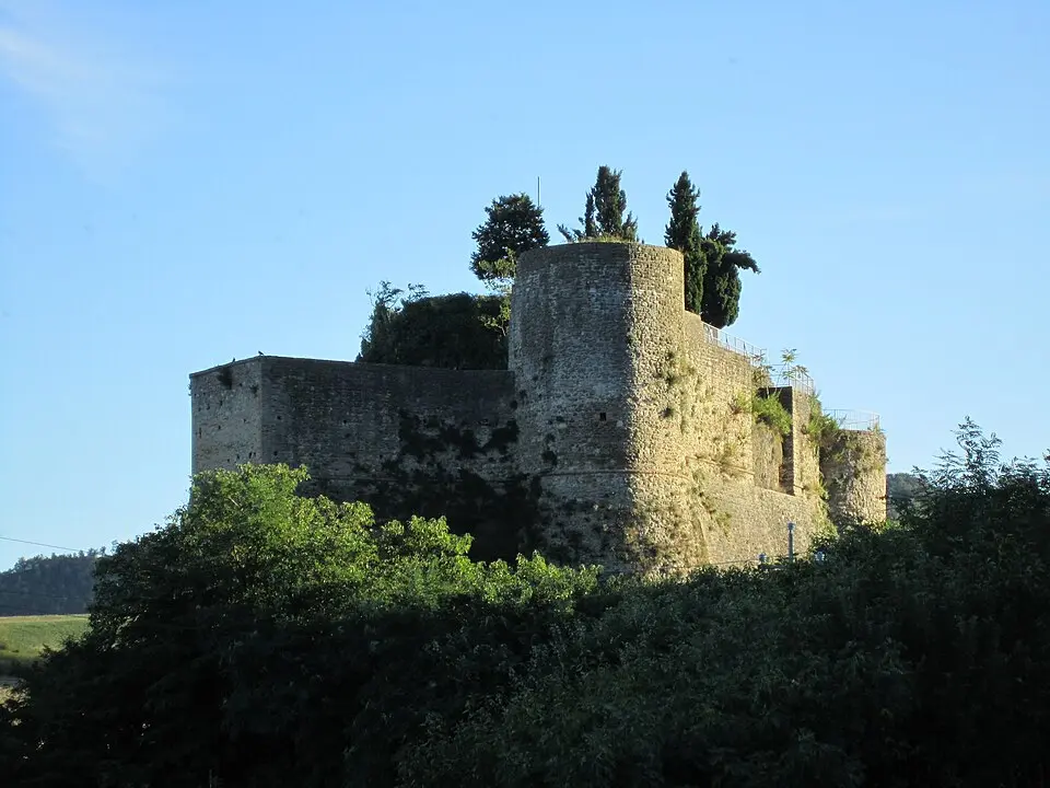 Bild: Perkele at Italian Wikipedia · Public domain Rocca di Predappio Alta