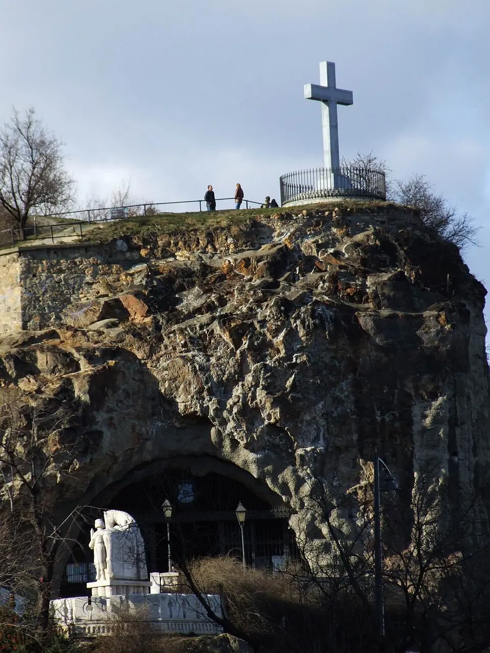Hochgeladen von: Ramirez HUN · CC BY-SA 3.0 Felskirche auf dem Gellért-Hügel