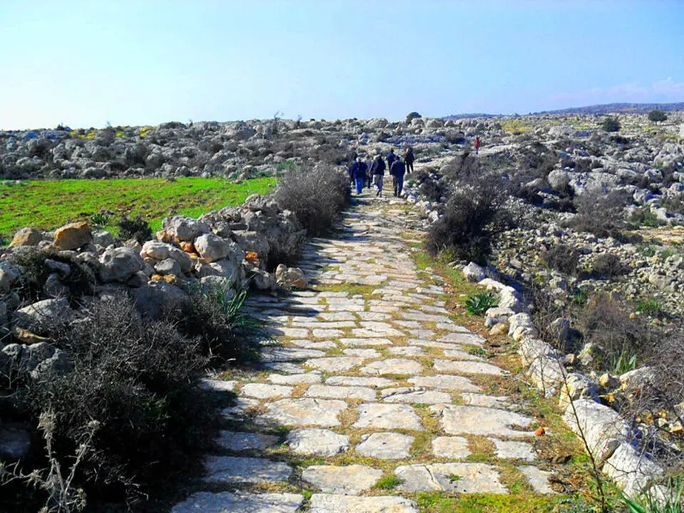 Bild: Nedim Ardoğa · CC BY-SA 3.0 Römische Straße bei Sağlıklı