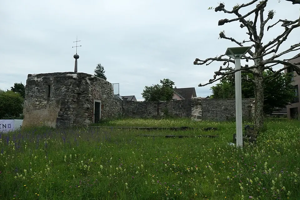 Immagine: AdEgArt · CC BY-SA 4.0 Neuzeitliche Ruine der katholischen Pfarrkirche St.Jakobus