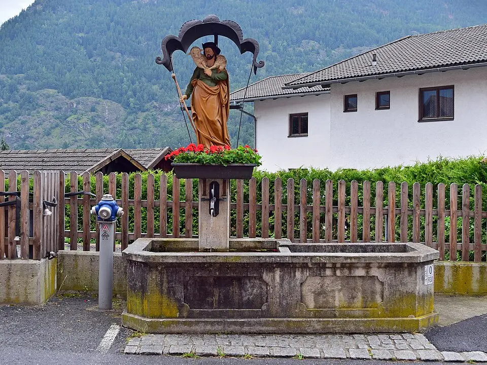 Bild: Haeferl · CC BY-SA 3.0 Brunnen in Vorderrain