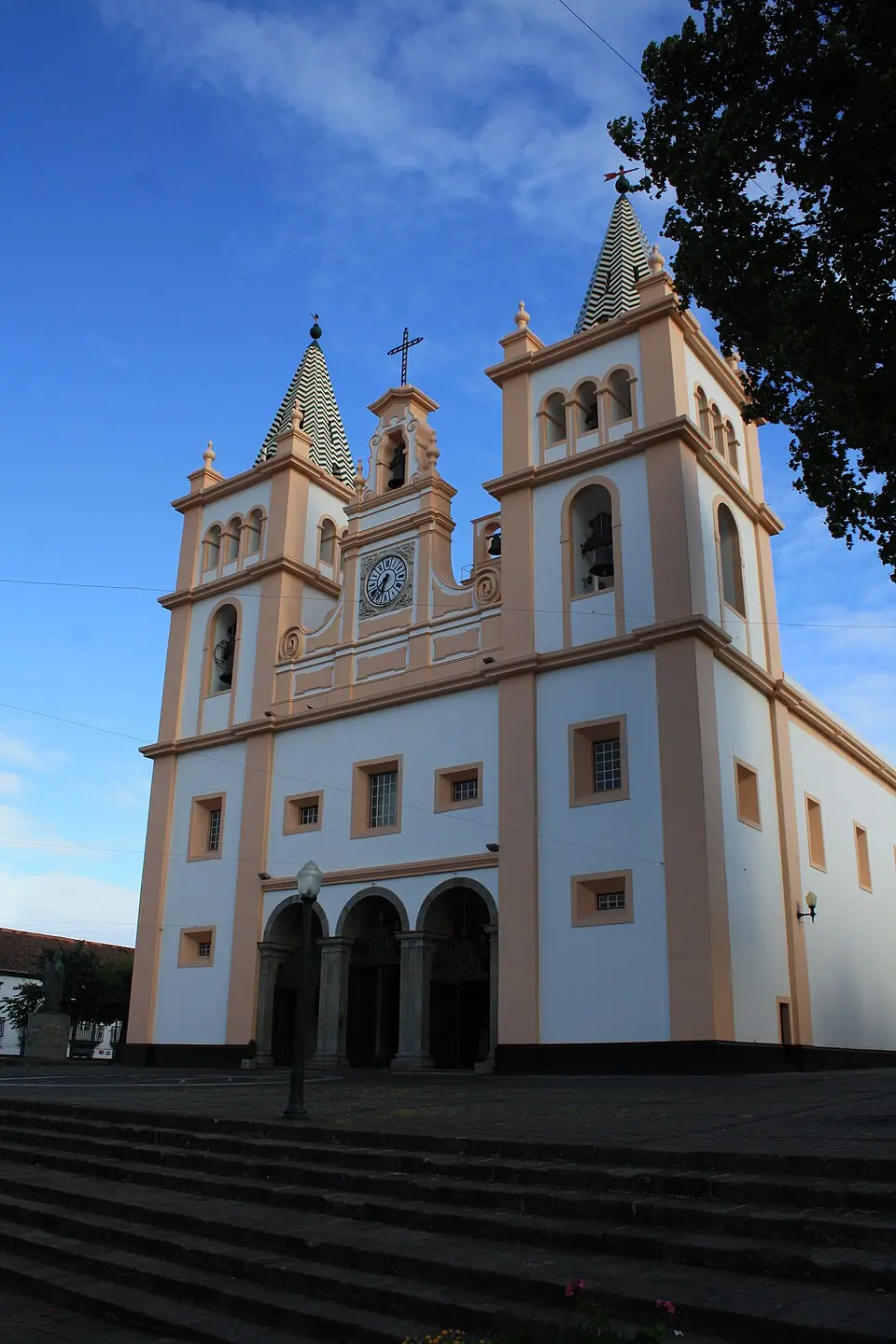 Bild: Rafael Nascimento · CC BY-SA 3.0 Kathedrale von Angra do Heroísmo
