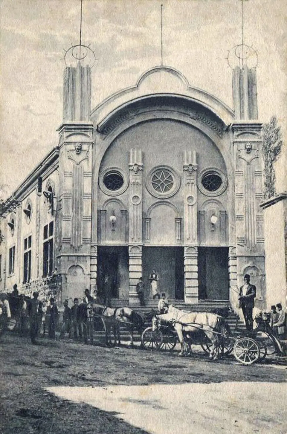 Bild: https://www.facebook.com/media/set/?set=oa.10150268043228522&type=1 · Public domain Trabzon Opera Binası