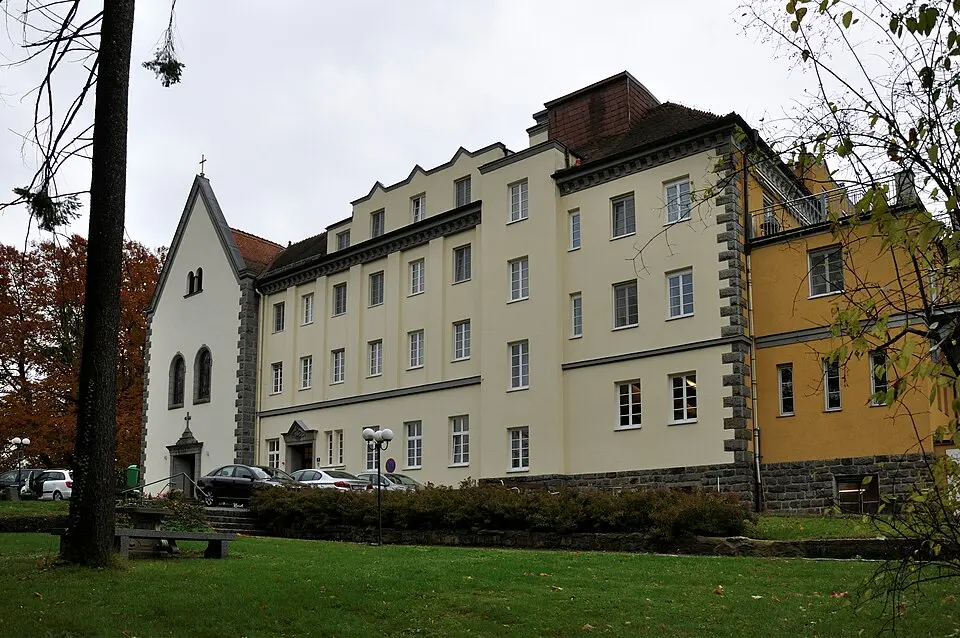 Bild: Isiwal · CC BY-SA 3.0 AT Kapuzinerkloster, Kneipp-Gesundheitszentrum und Gartenbaudenkmale im Kurpark