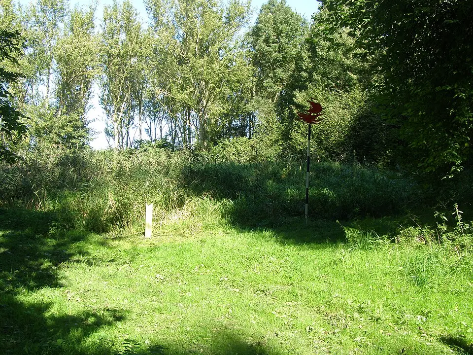 Terrein met daarin het wrak van een vrachtschip