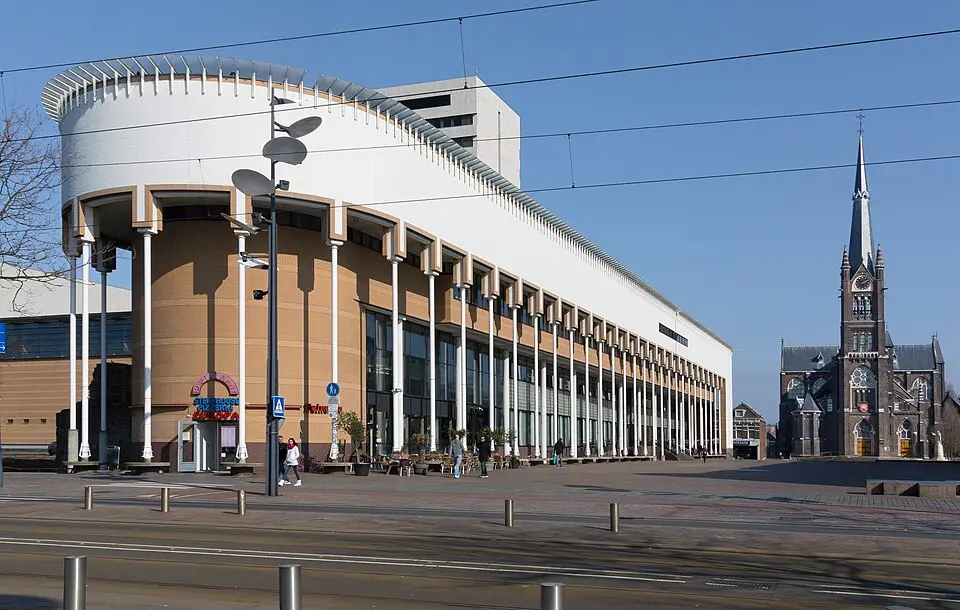 Stadhuis, bibliotheek, theater en archief