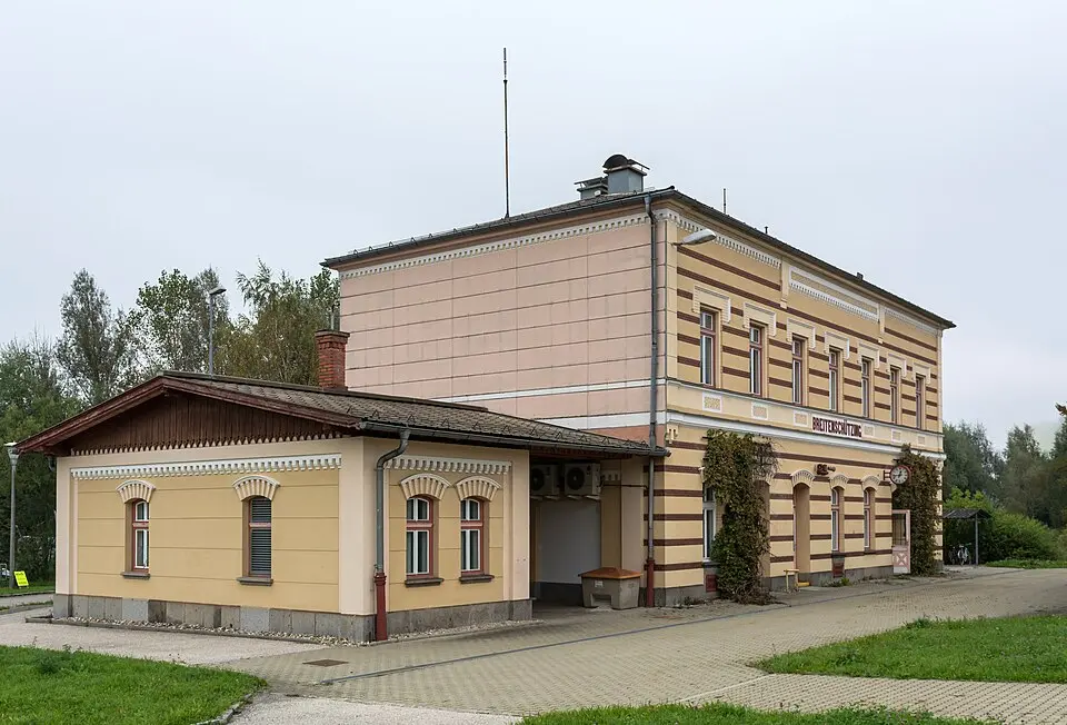 Immagine: Isiwal · CC BY-SA 3.0 AT Aufnahmsgebäude Breitenschützing